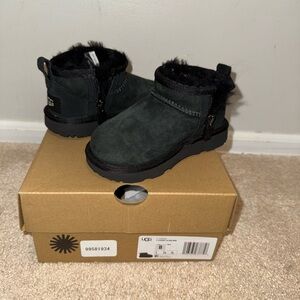 UGG Kids Boots in Dark Green and Black